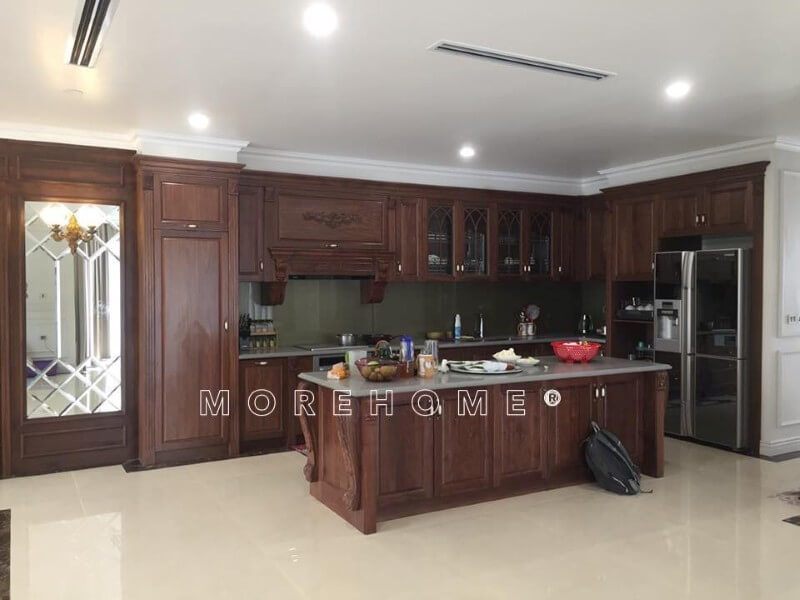 Morehome giới thiệu đến bạn sản phẩm tủ bếp gỗ tự nhiên phong cách tân cổ điển đẹp tinh tế - Hình ảnh thi công lắp đặt thực tế tại biệt thự Ecopark Hưng Yên
