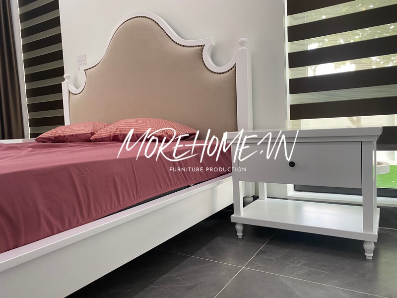 lành Giường ngủ tân cổ điển có thân gỗ tự nhiên màu trắng bọc da đầu giường, tô điểm trang trí thẩm mỹ cho không gian và góp phần mang lại cho bạn những giấc ngủ ngon lành.